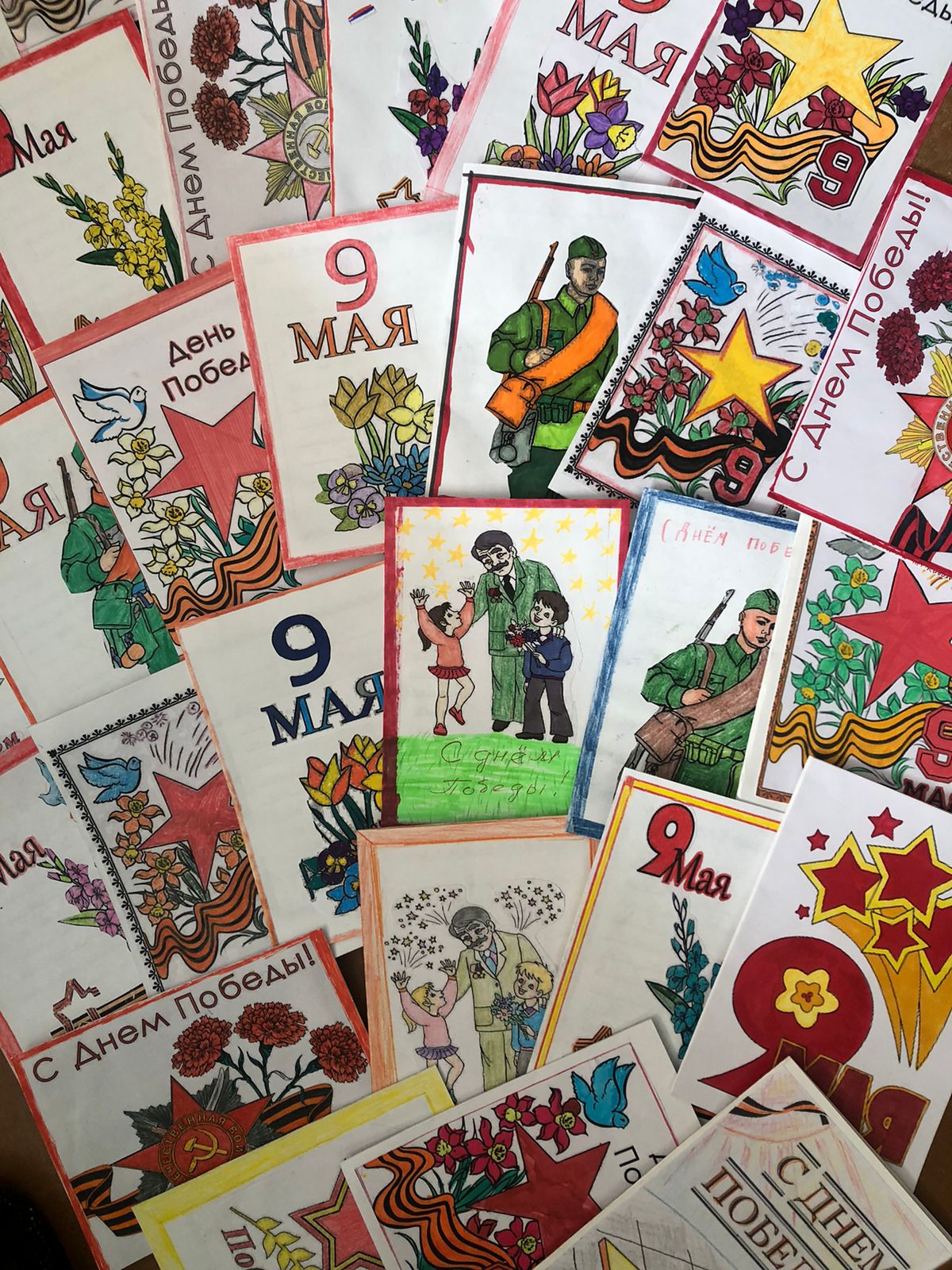 Юнармейцы всю неделю создавали открытки, посвящённые Дню Победы для участников СВО..
